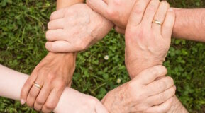 Hände als Symbol für den Zusammenhalt
